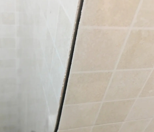 博乐瓷砖空鼓维修公司分享阳台瓷砖脱落的修复过程可以分为以下几个步骤